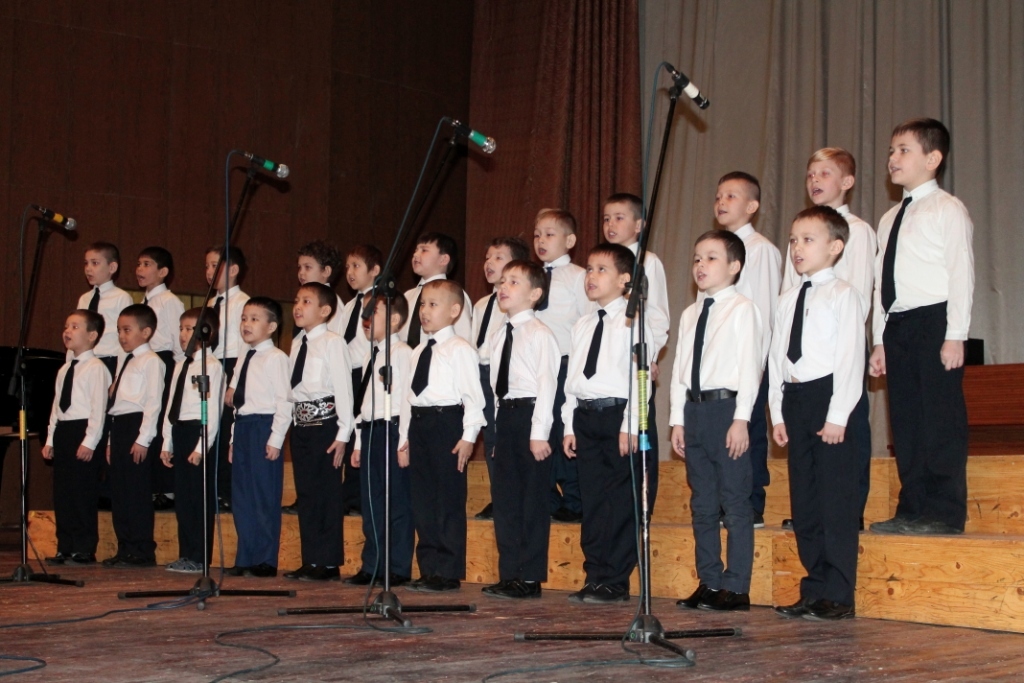 Сводный хор мужских коллективов из более 300 человек споют на сцене ГДК знаменитую песню группы «Любэ»