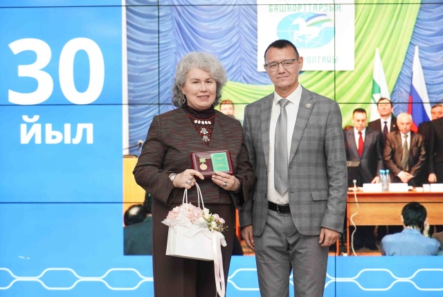 Сотрудник Республиканского центра народного творчества РБ удостоена высокой награды Всемирного курултая башкир