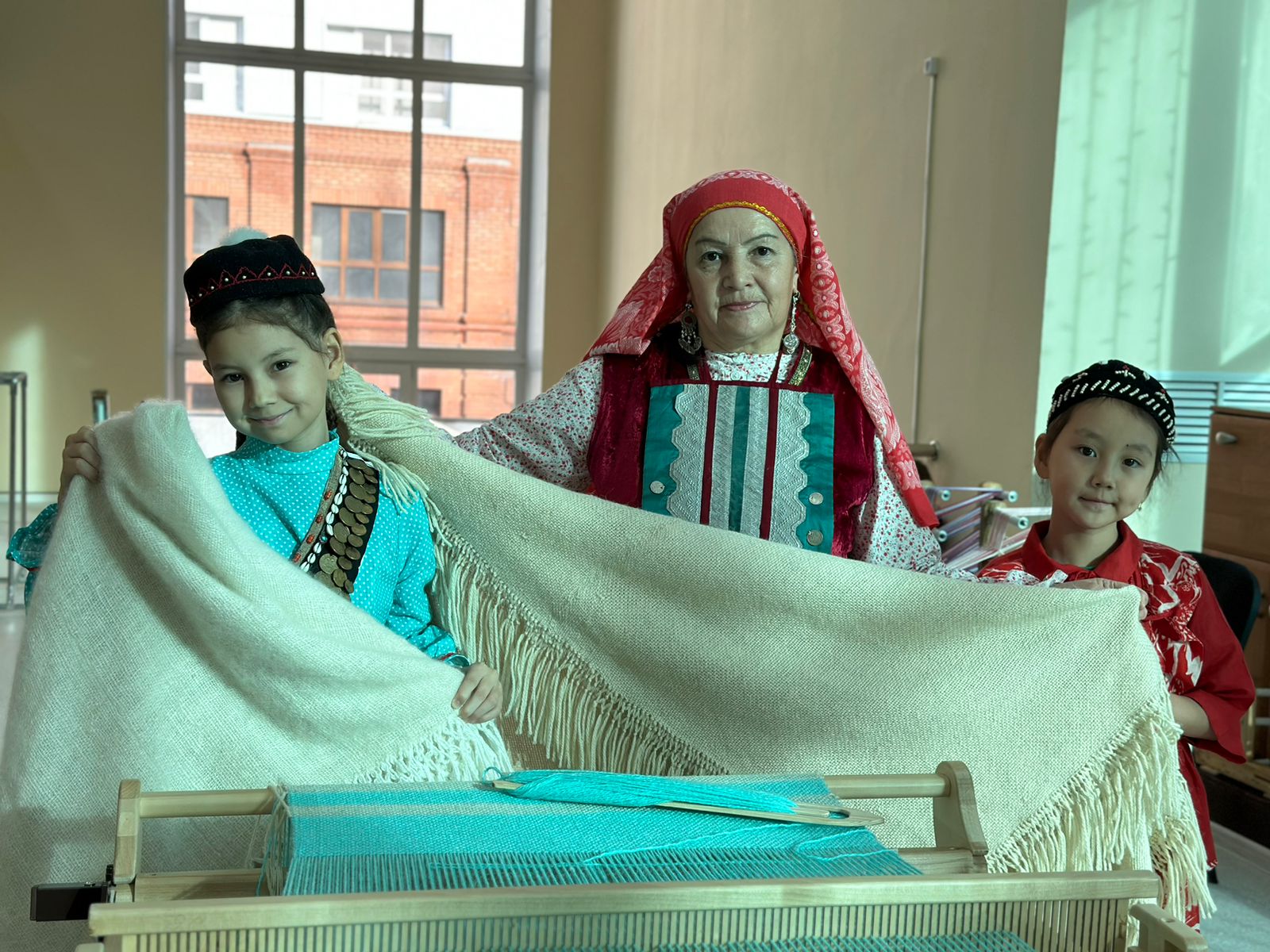 В Уфе продолжаются мастер-классы по изготовлению башкирской тканой шали