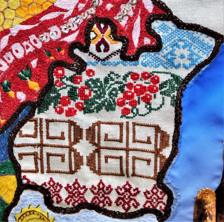 Композиция Архангельского района представлена орнаментами народов, проживающих на его территории