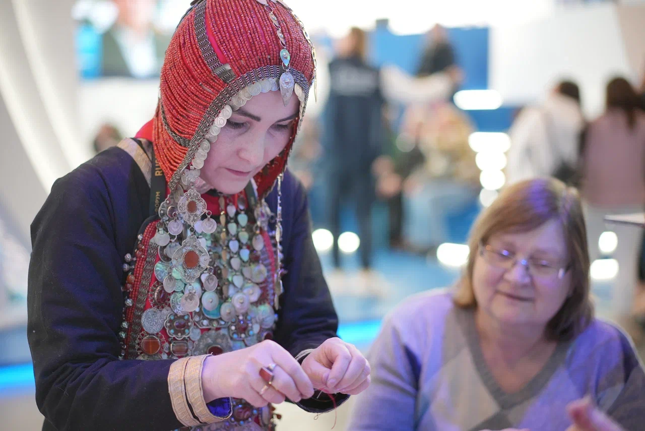 Уникальный элемент одежды  башкирских женщин создают на выставке-форуме в Москве