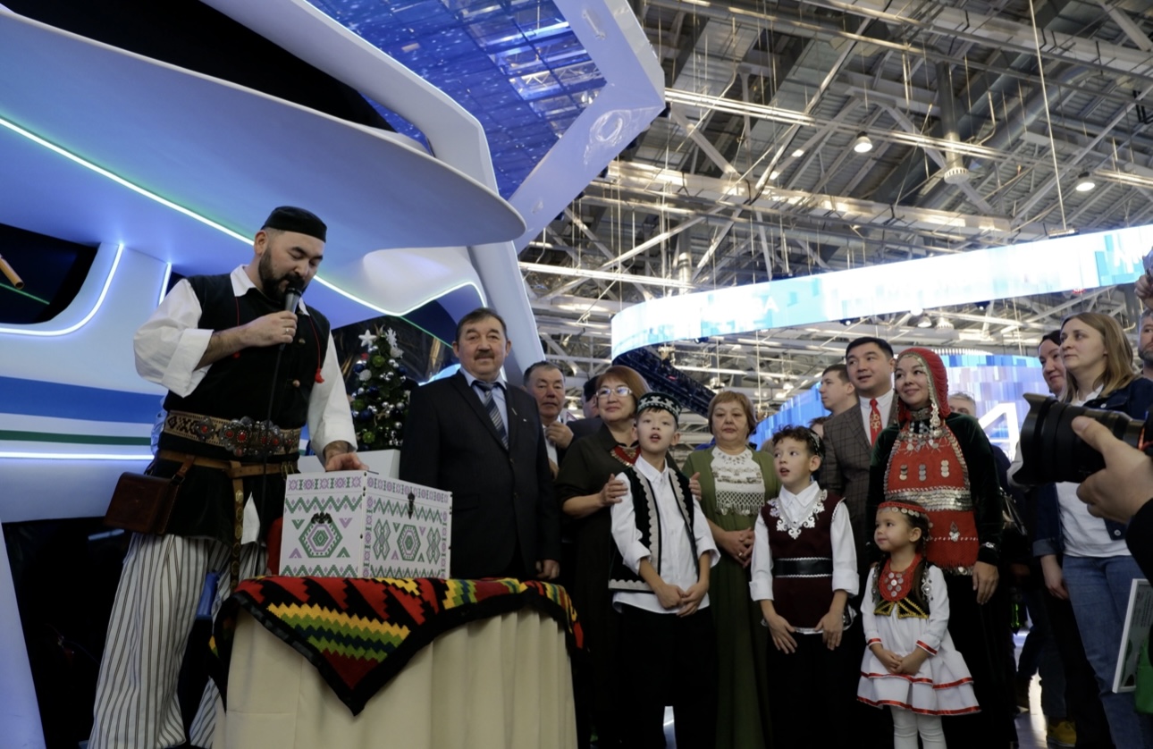 На Форуме «Родные-Любимые» Башкортостан представил традицию передачи сундука с семейными реликвиями
