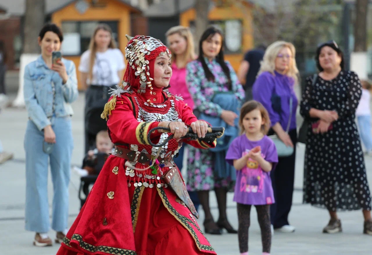 На Советской площади развернулся Праздник национального костюма «Милли кейем - минең мираҫым»
