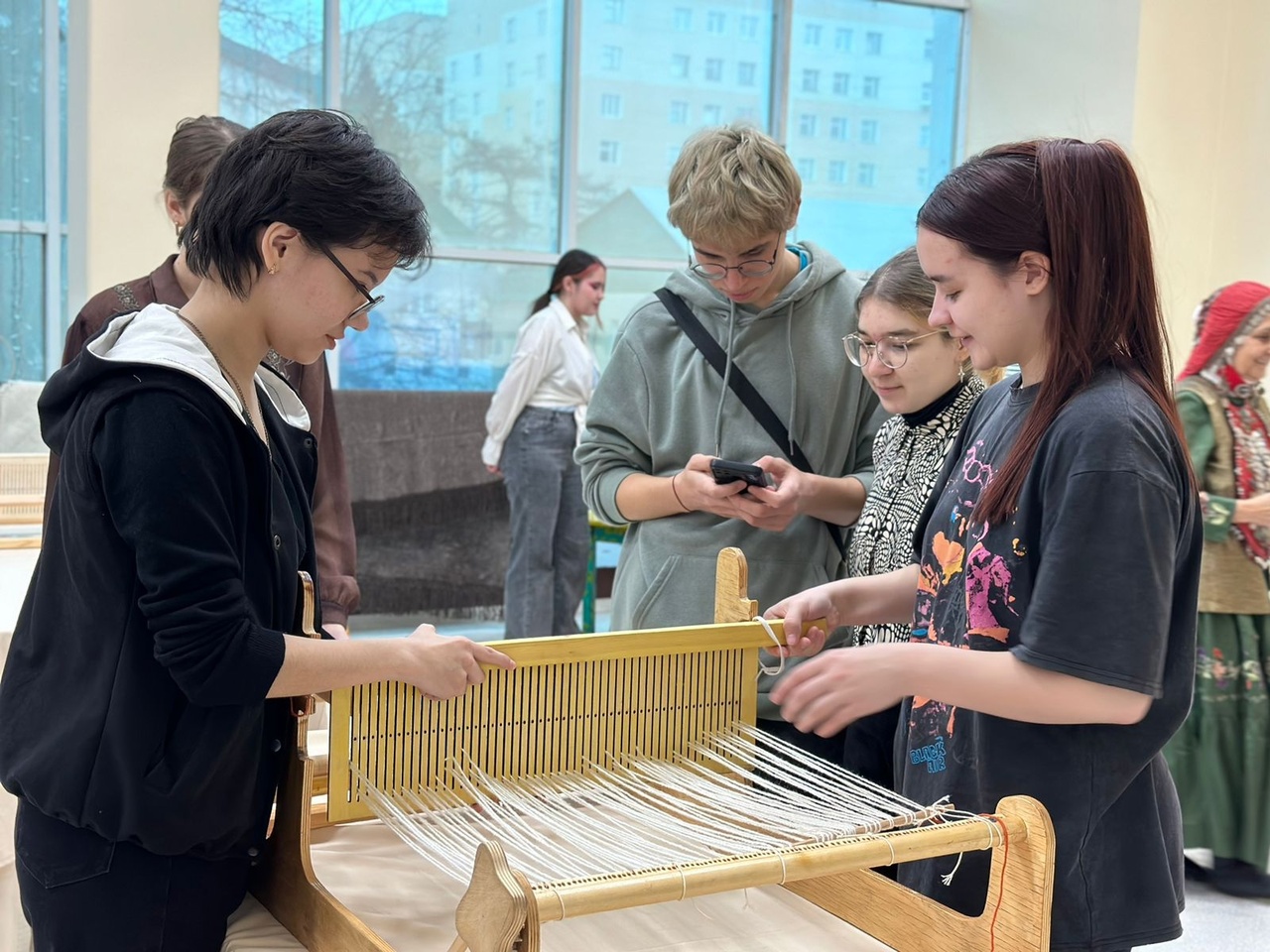 Студенты г.Уфы принимают участие в мастер-классах по изготовлению башкирской тканой шали 