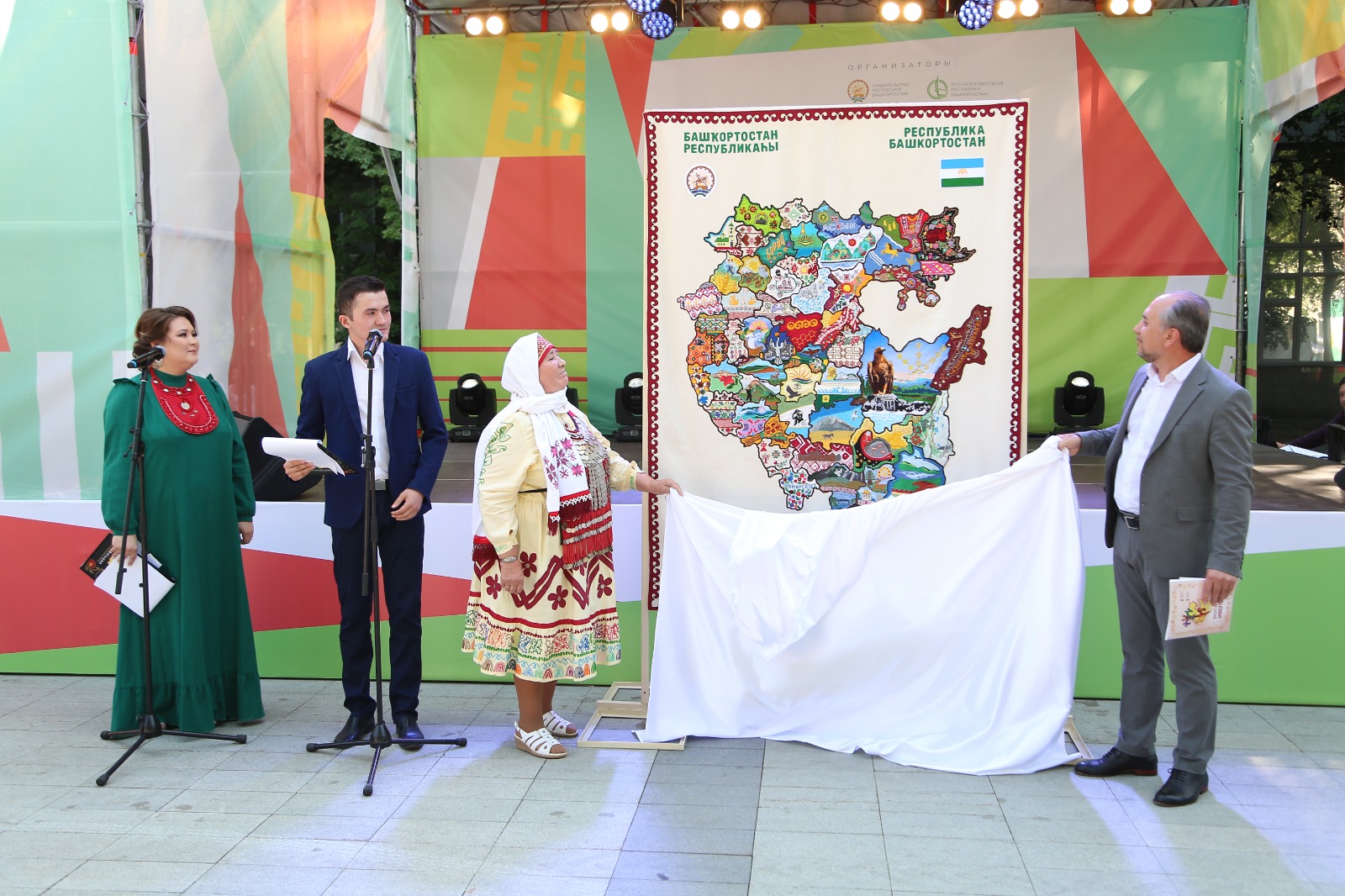 В Международной книжной ярмарке «Китап-байрам» состоялась презентация вышитой карты Башкортостана