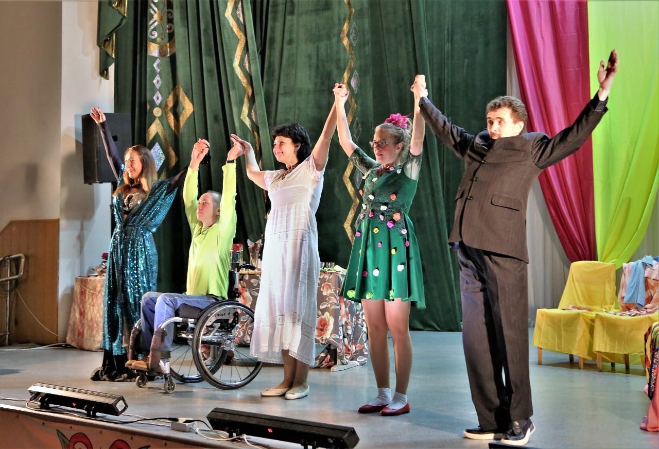 Инклюзивный народный театр «Статус» представил комедию по пьесе Ольги Степновой «Счастливый пельмень»