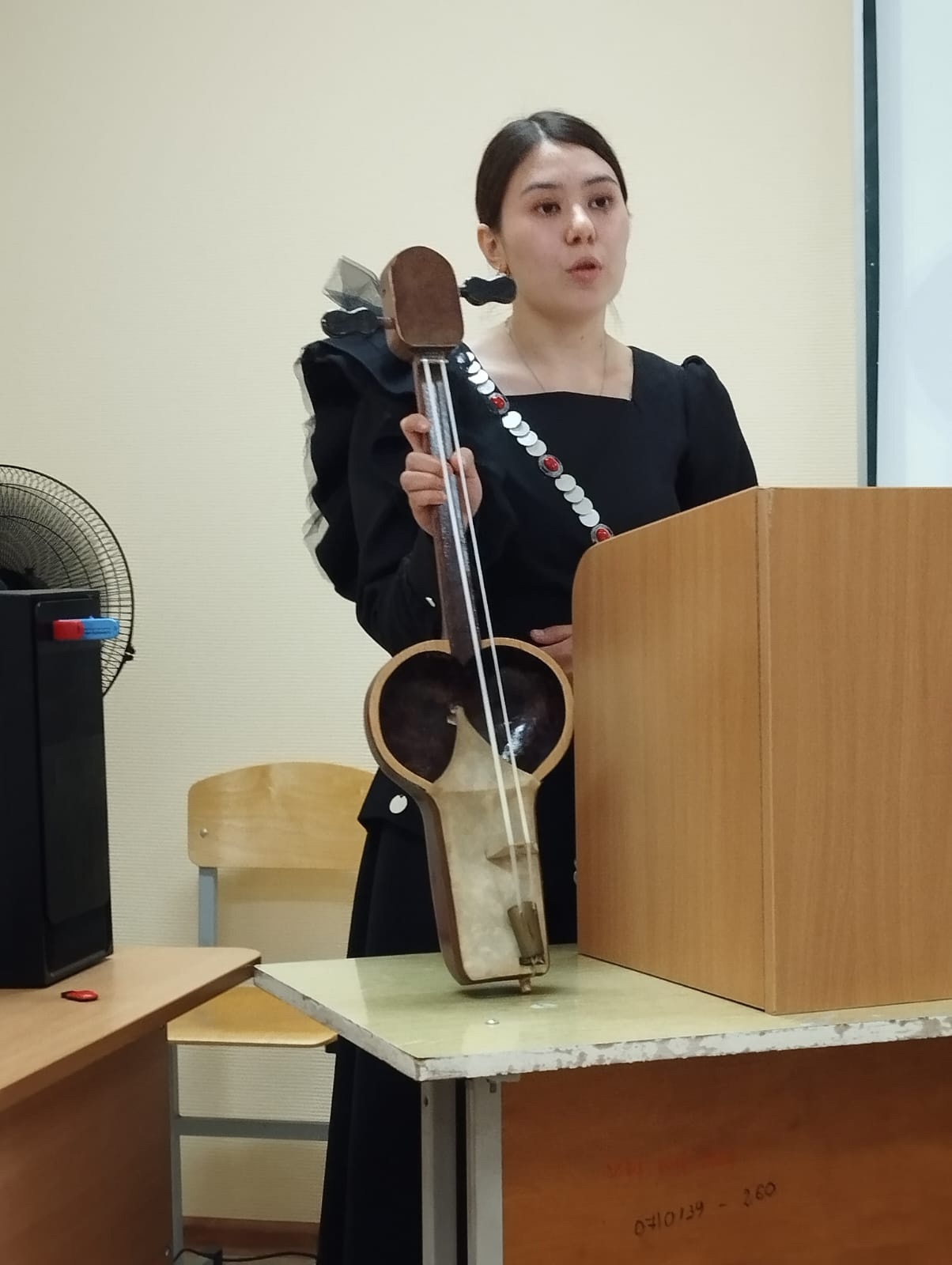 Нафиса Тулыбаева, заместитель директора РЦНТ и директор «Центра сәсәнов» приняла участие в защите работ студентов