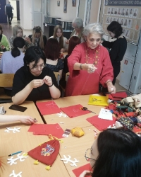 Студентов БГУ обучили тамбурной вышивке и изготовлению традиционной славянской куклы 