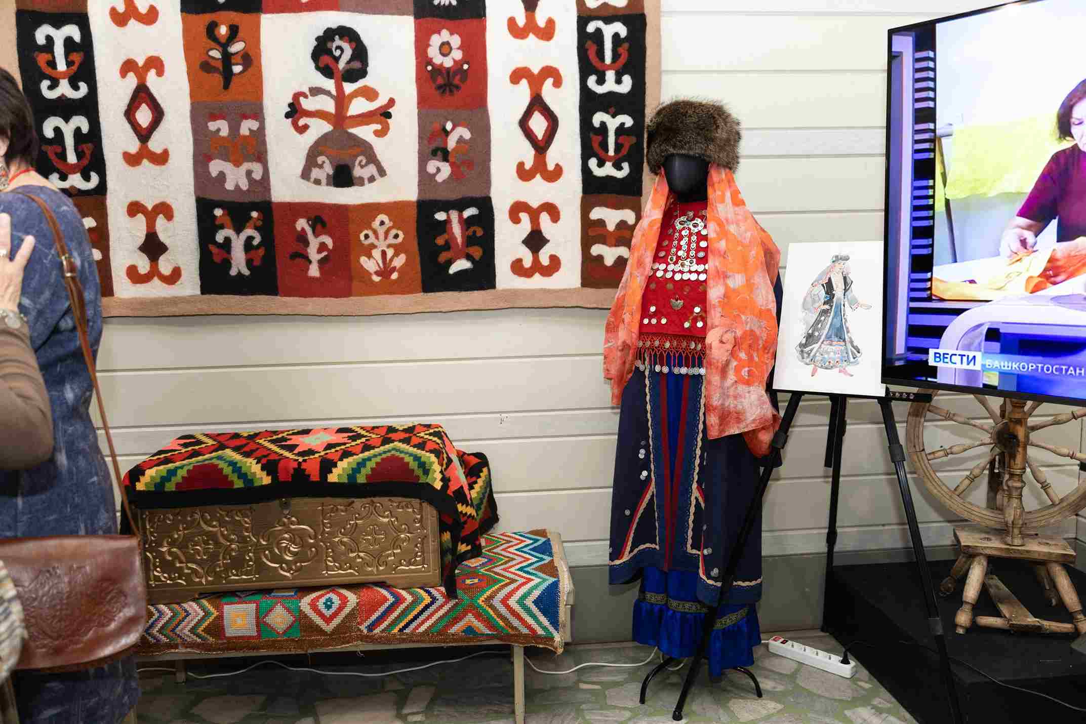 В этноцентре «Урал» открылась выставка войлочных костюмов «ЭтноКод: Переплетение миров»
