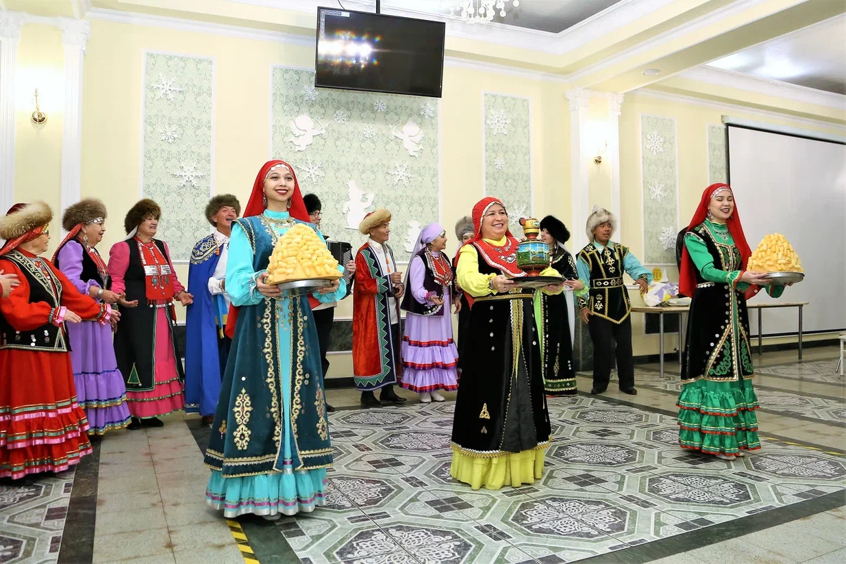 Творческие коллективы Дома культуры РЦНТ организовали концерт для вынужденных переселенцев из ДНР и ЛНР