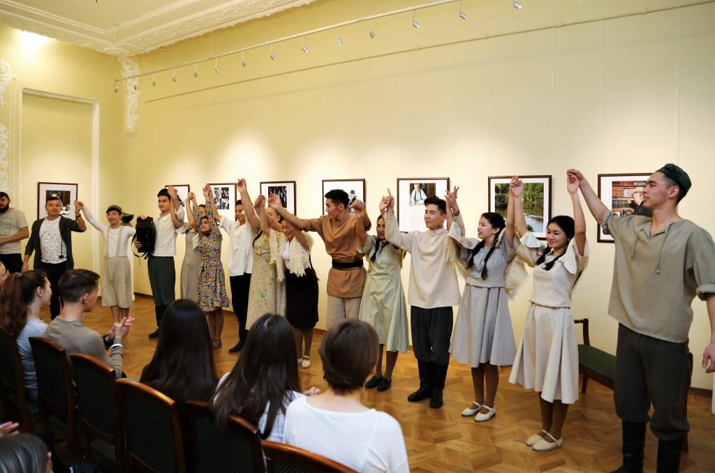 Участники окружного проекта «Театральное Приволжье» устроили перформанс в музее