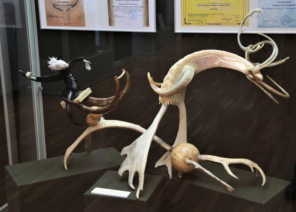 В Уфе открылась выставка известного ямальского художника, мастера резьбы по кости Кирилла Никифорова