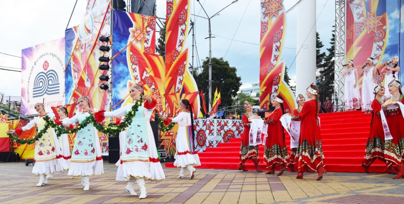 Коллективы самодеятельного народного творчества и мастера ДПИ республики приглашаются на участие  в праздниках Чувашской Республики